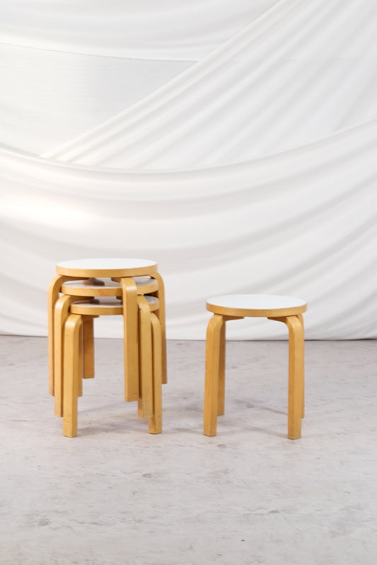 Artek E60 jakkarat, valkoinen laminaatti, 1980-luku, 3 kpl