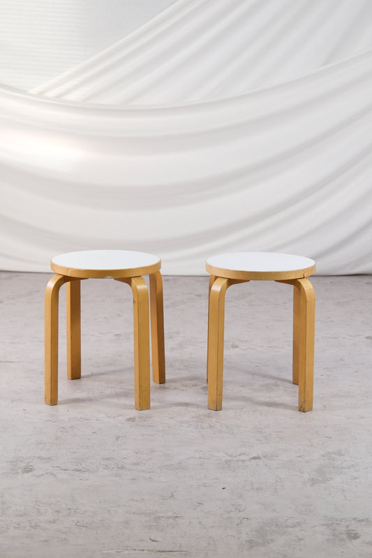 Artek E60 jakkarat, valkoinen laminaatti, 1980-luku
