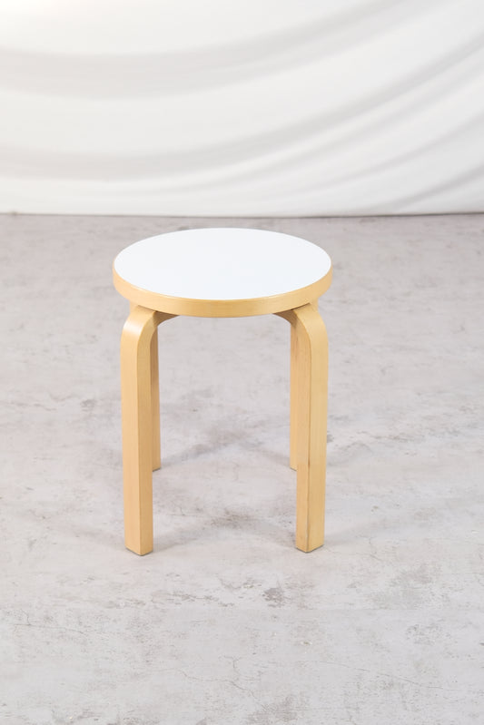 Artek E60 jakkara, valkoinen laminaatti, 2002