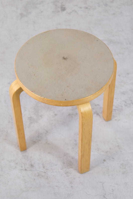Artek E60 jakkara, harmaa linoleumi, 1980-luku