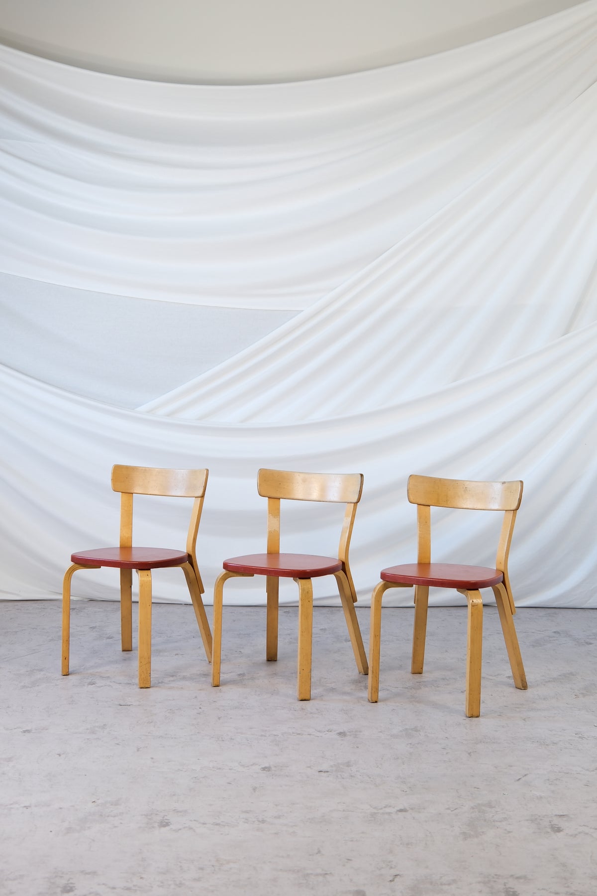 Artek 69 -tuolit, punainen nahkaverhoilu