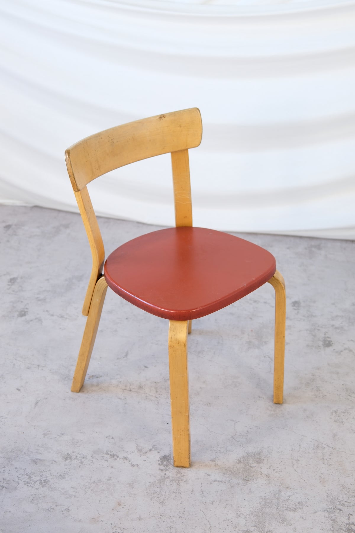 Artek 69 -tuolit, punainen nahkaverhoilu