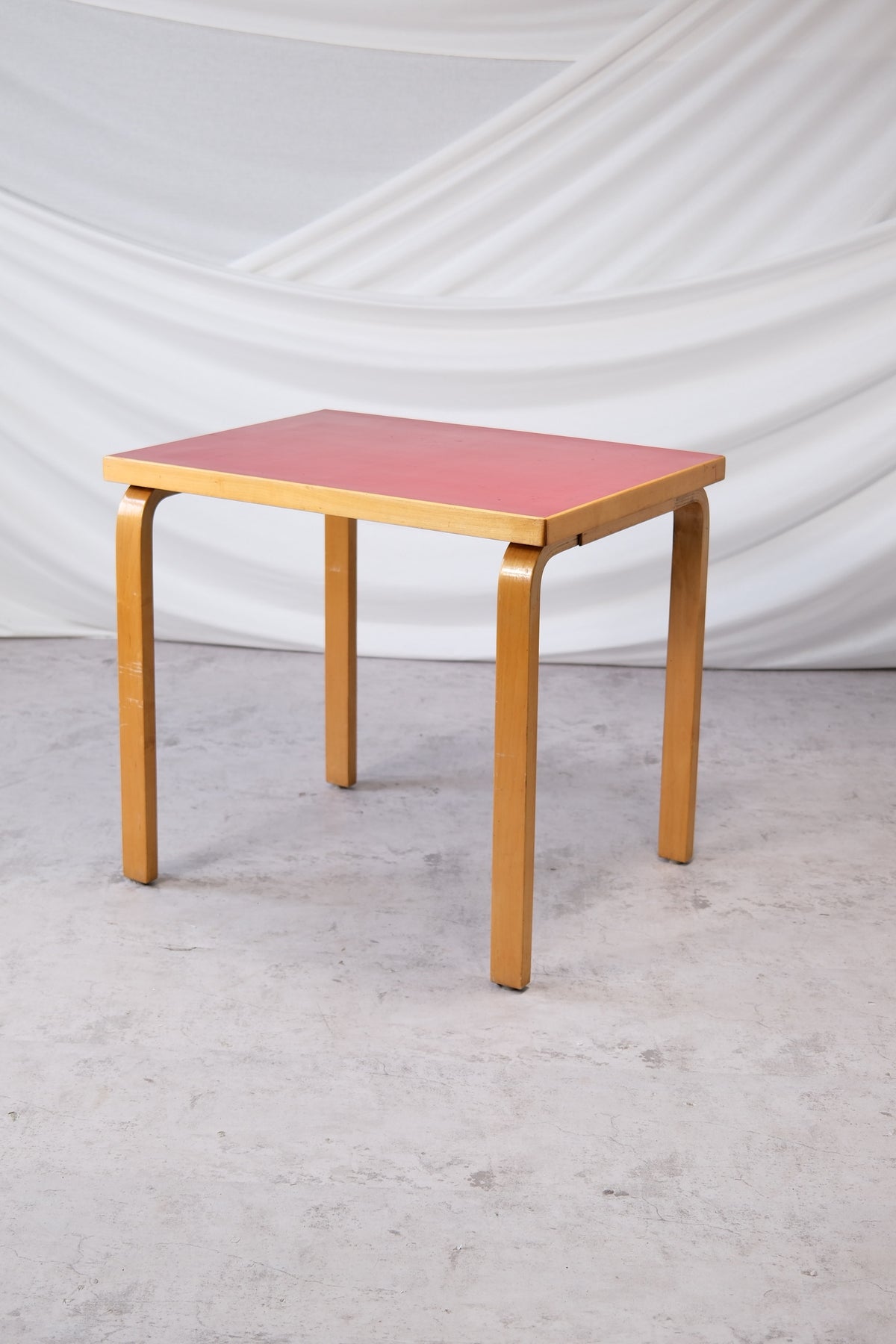 Alvar Aalto -pöytä punaisella linoleumikannella, 1950-luku