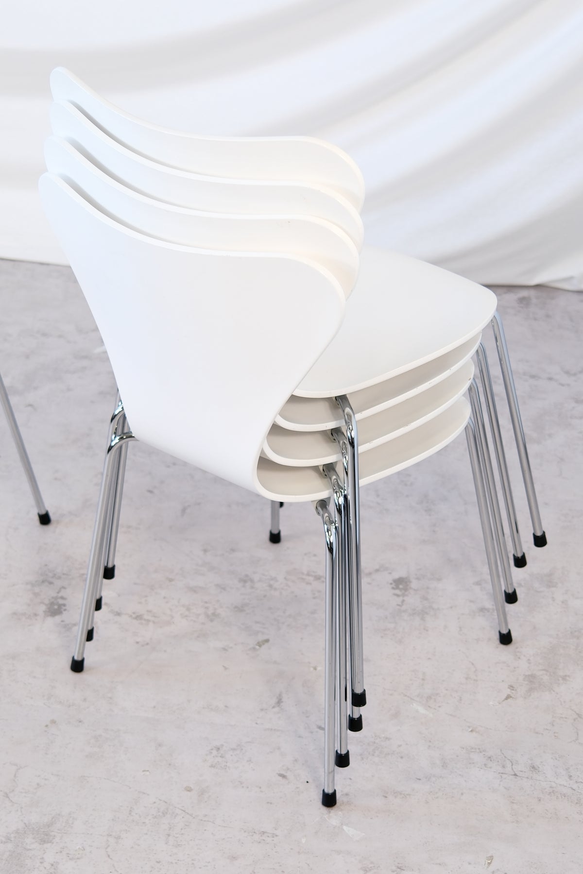 Fritz Hansen sarja 7 tuolit, valkoiset, 3 kpl