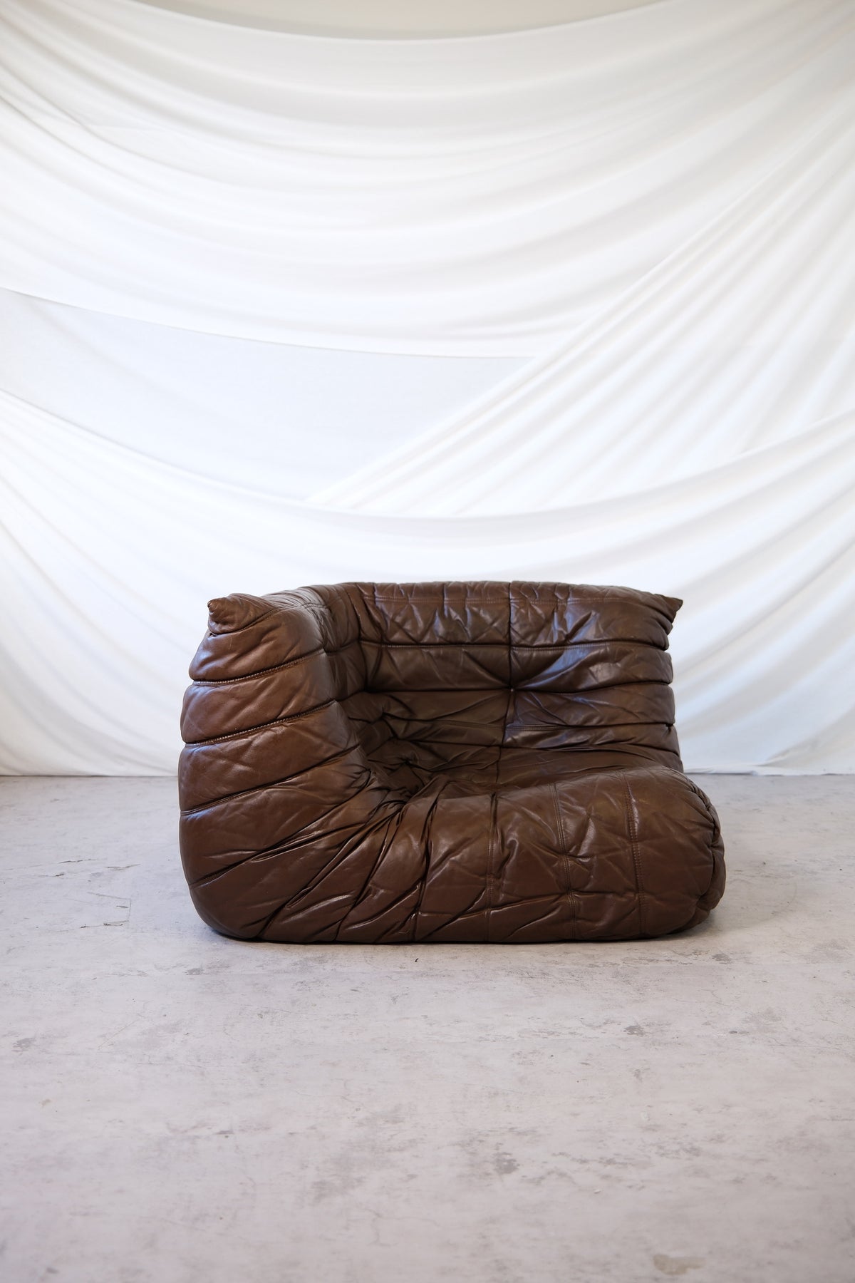 Ligne Roset Togo -sohvaryhmä, tummanruskea nahka
