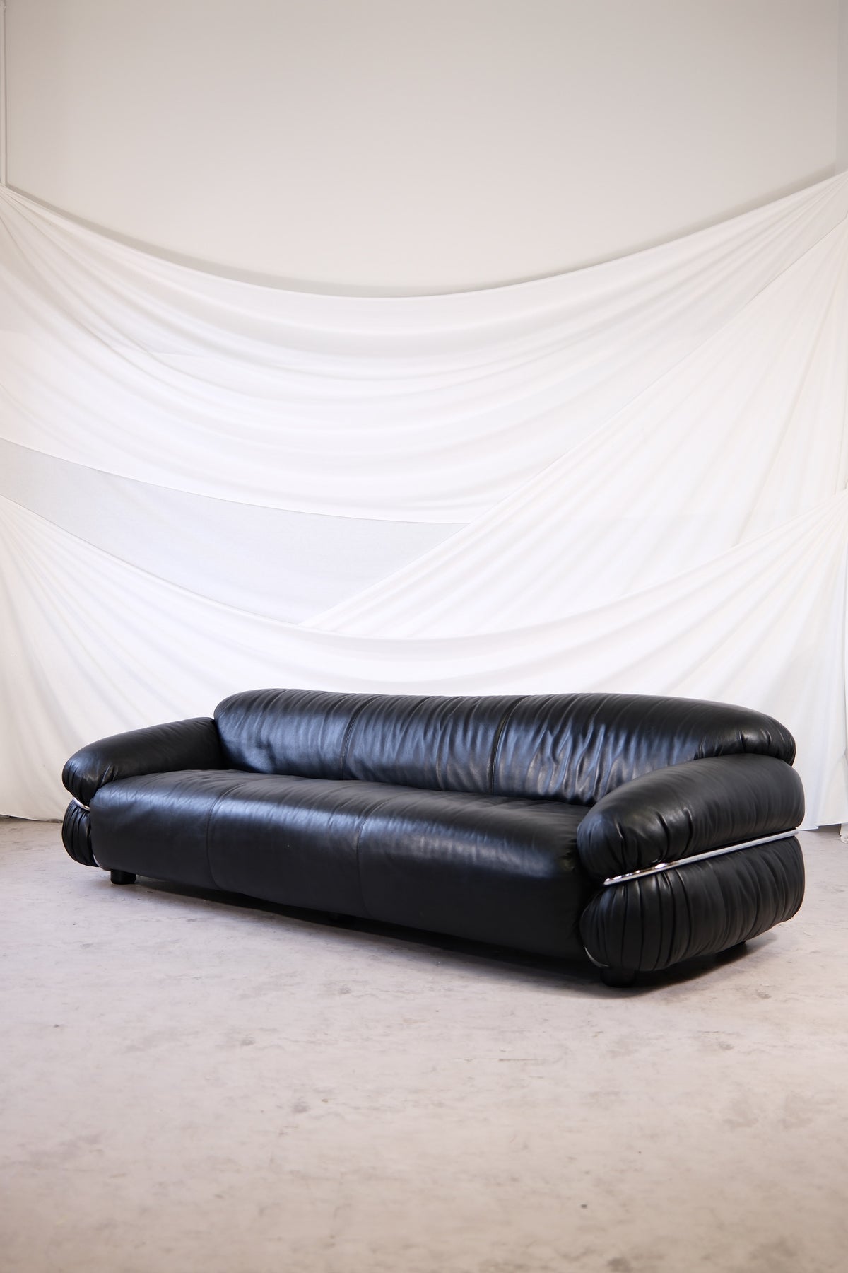 Gianfranco Frattini Sesann-sohva, valmistaja Cassina, 1970-luku