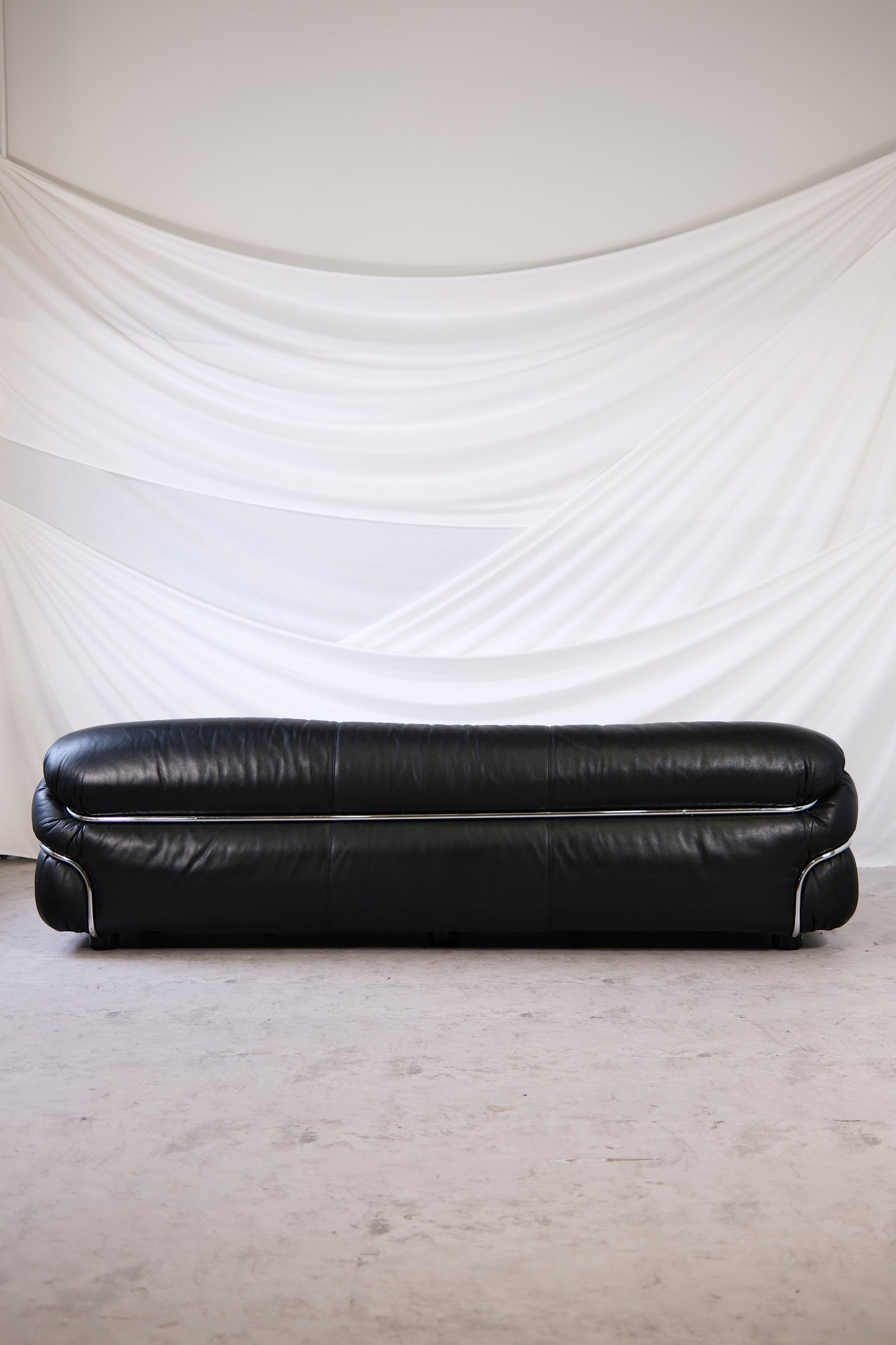 Gianfranco Frattini Sesann-sohva, valmistaja Cassina, 1970-luku
