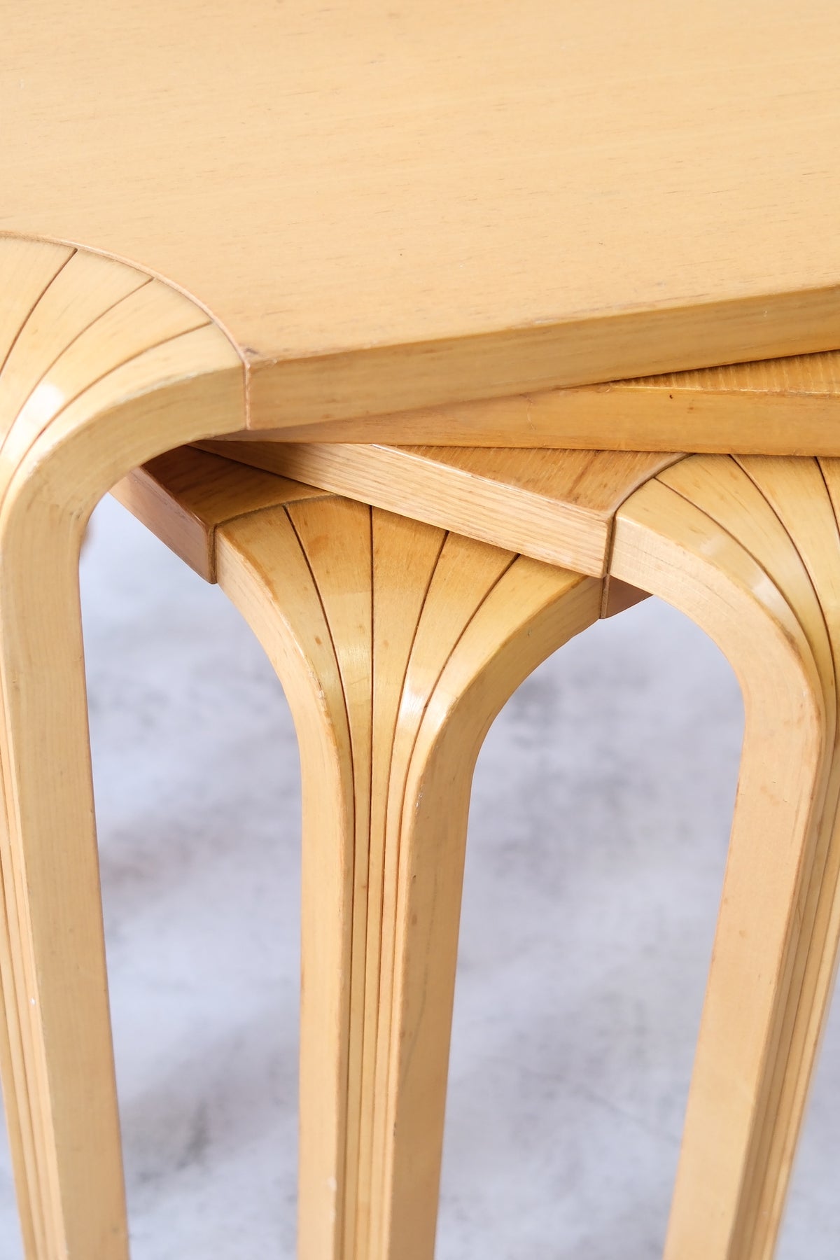 Artek X601 viuhkajalkaiset jakkarat