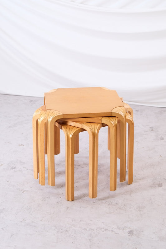Artek X601 viuhkajalkaiset jakkarat