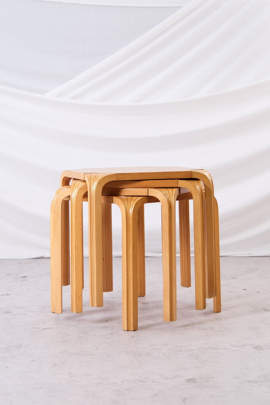 Artek X601 viuhkajalkaiset jakkarat