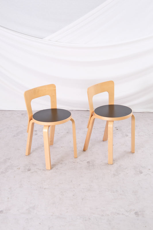 Artek 65 -tuolit, musta linoleumi