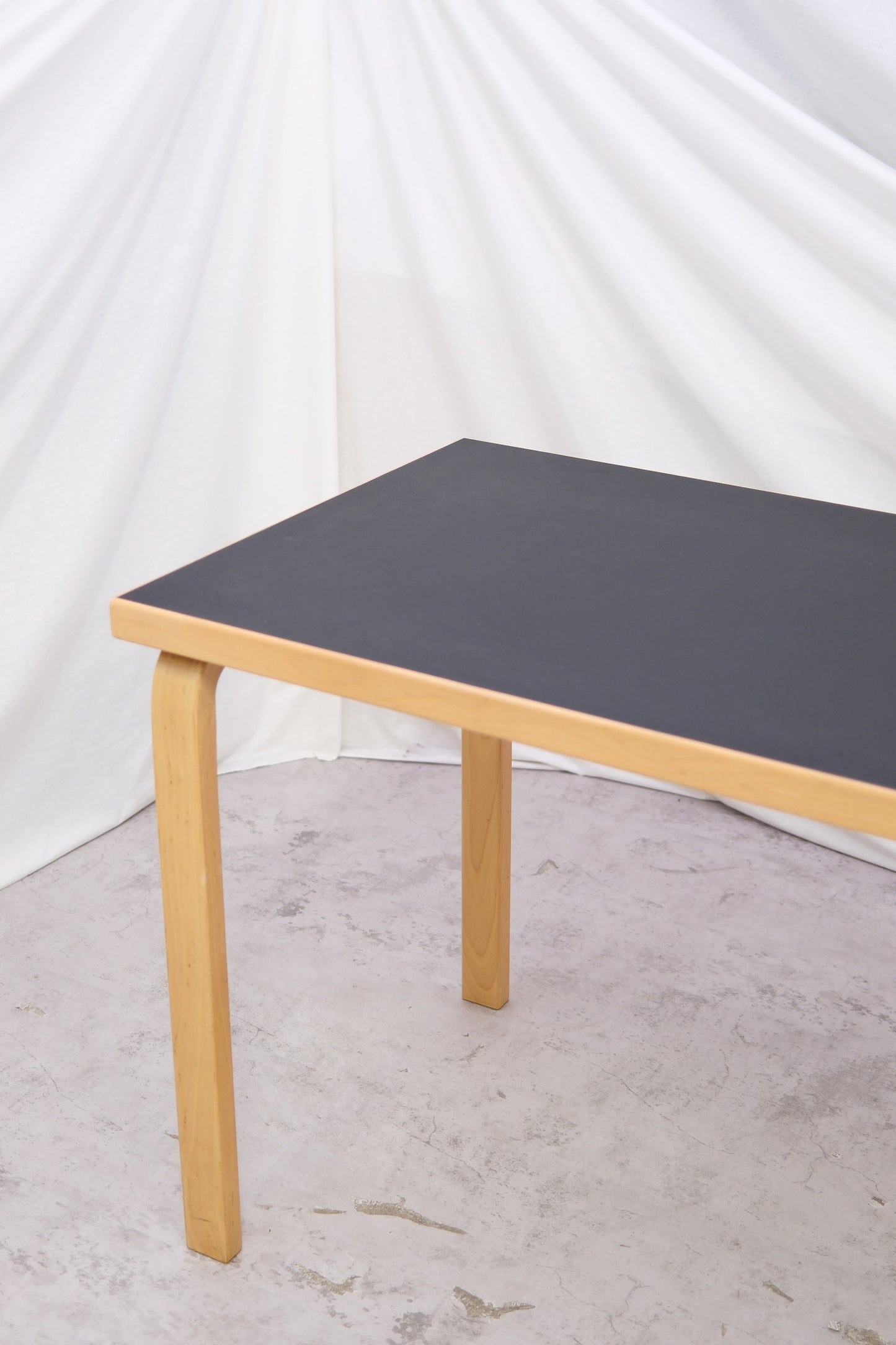 Alvar Aalto 81B -pöytä, valmistaja Artek