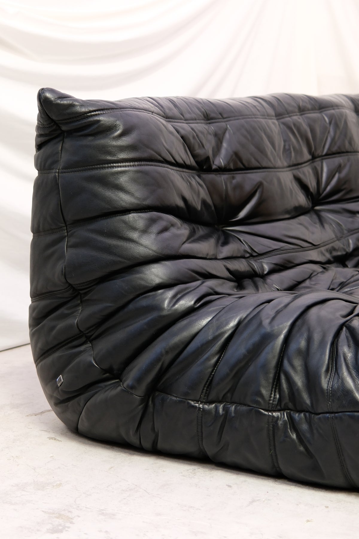 Ligne Roset Togo -kolmen istuttava sohva, musta nahka