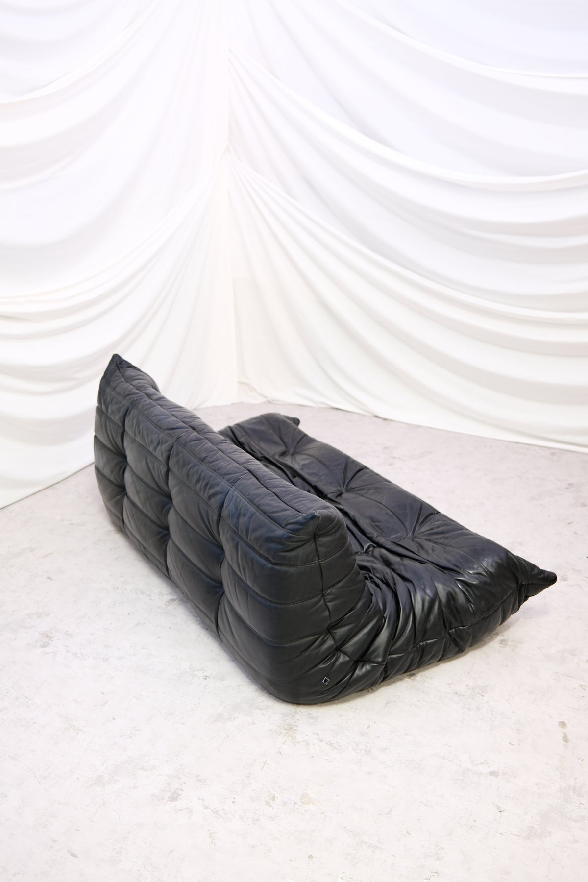 Ligne Roset Togo -kolmen istuttava sohva, musta nahka