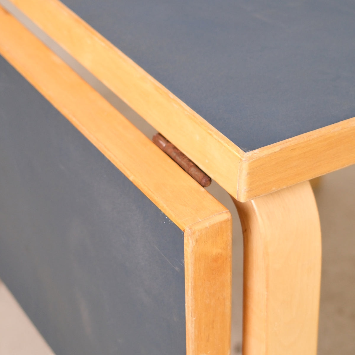 Artek Aalto DL81C taittopöytä, tummansininen linoleumi