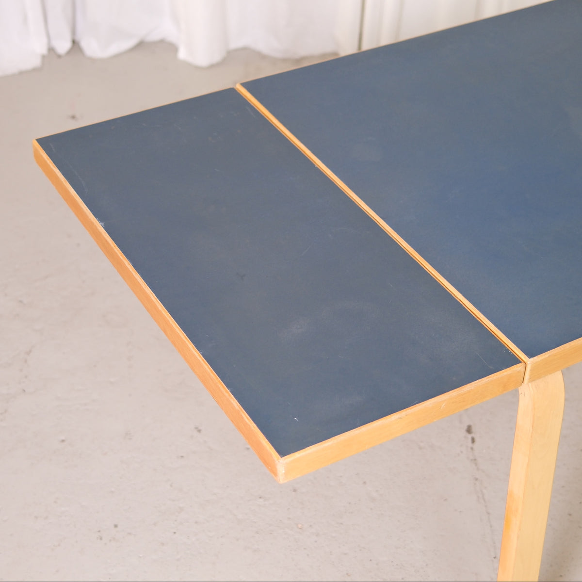 Artek Aalto DL81C taittopöytä, tummansininen linoleumi