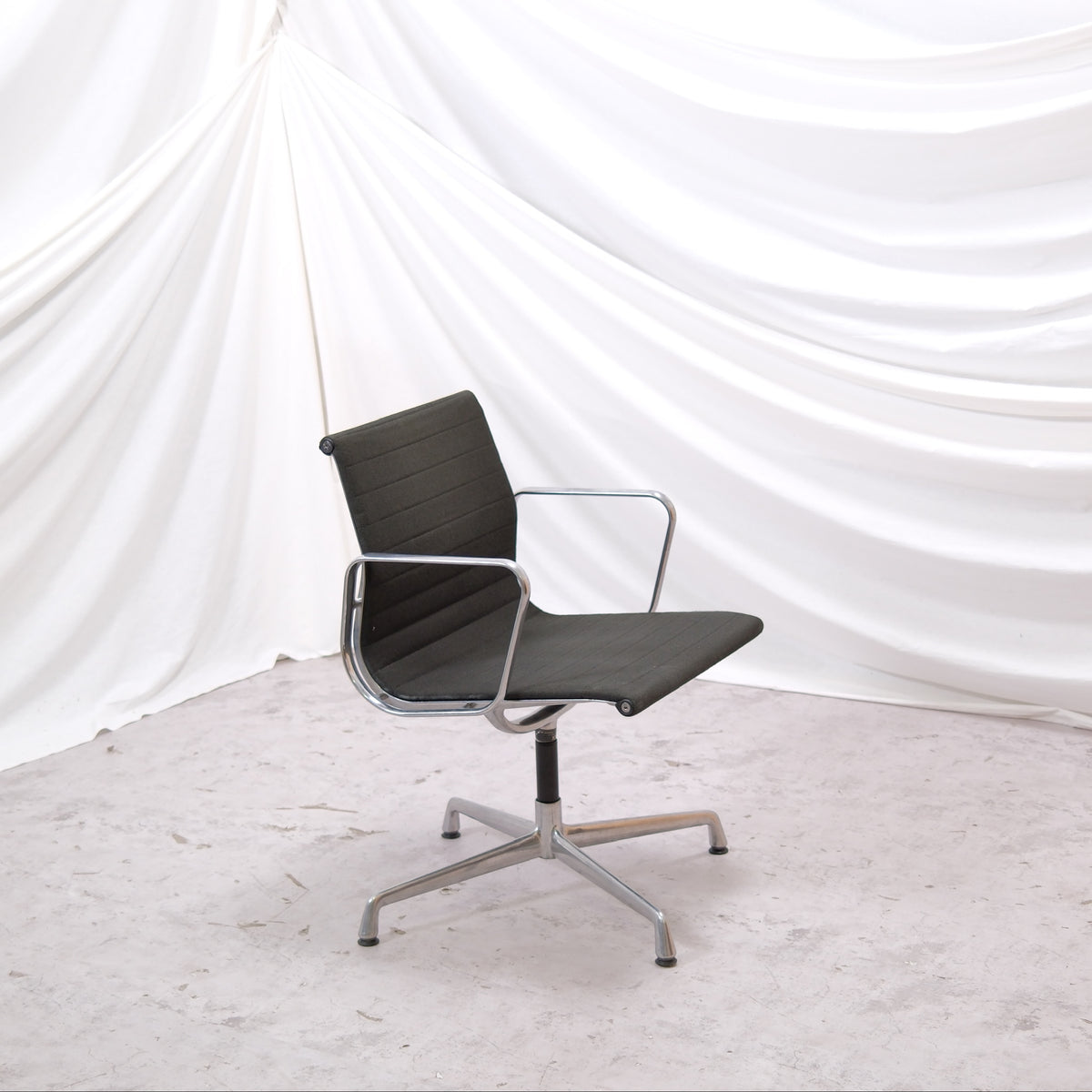 Charles & Ray Eames EA108 vintage kontorsstol