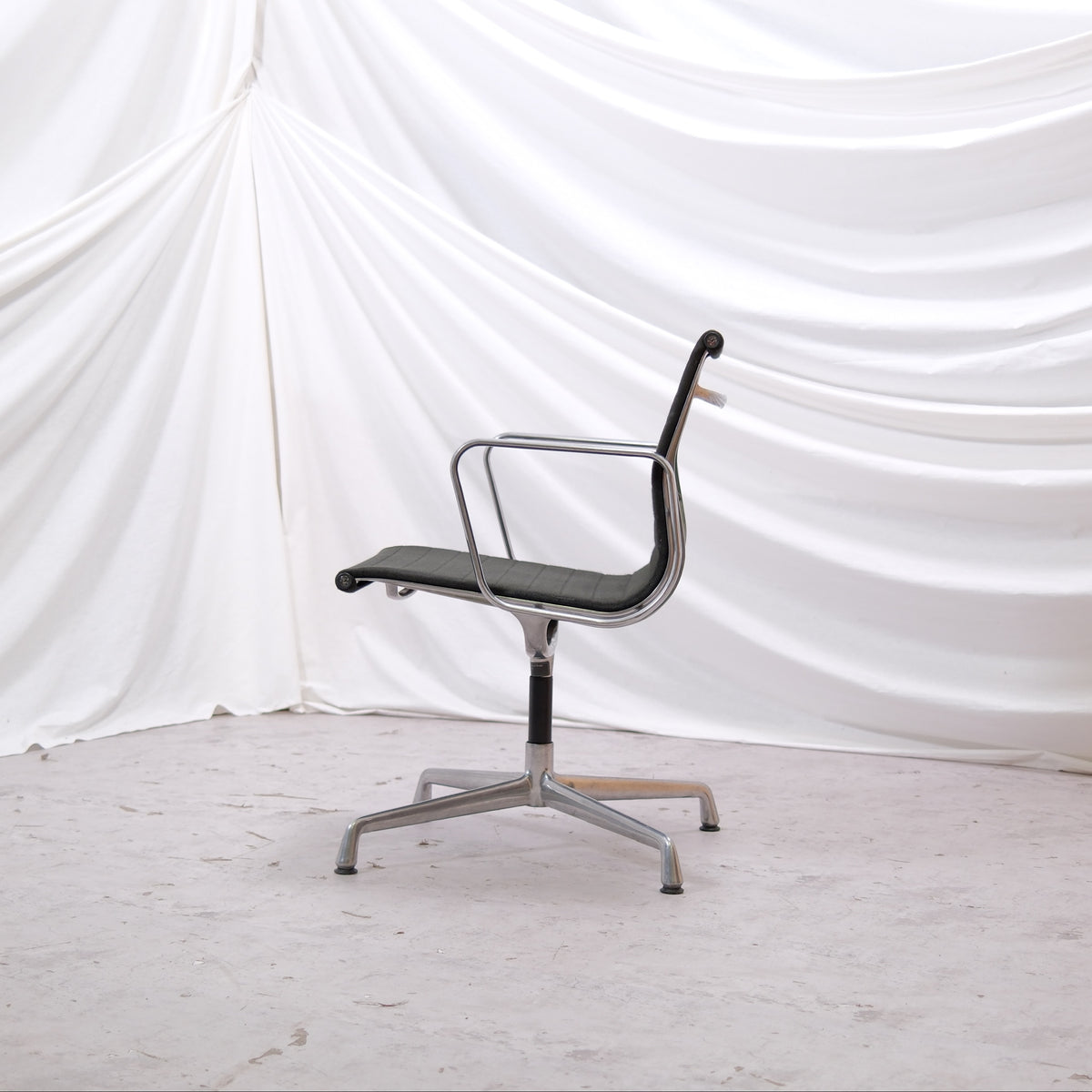 Charles & Ray Eames EA108 vintage kontorsstol