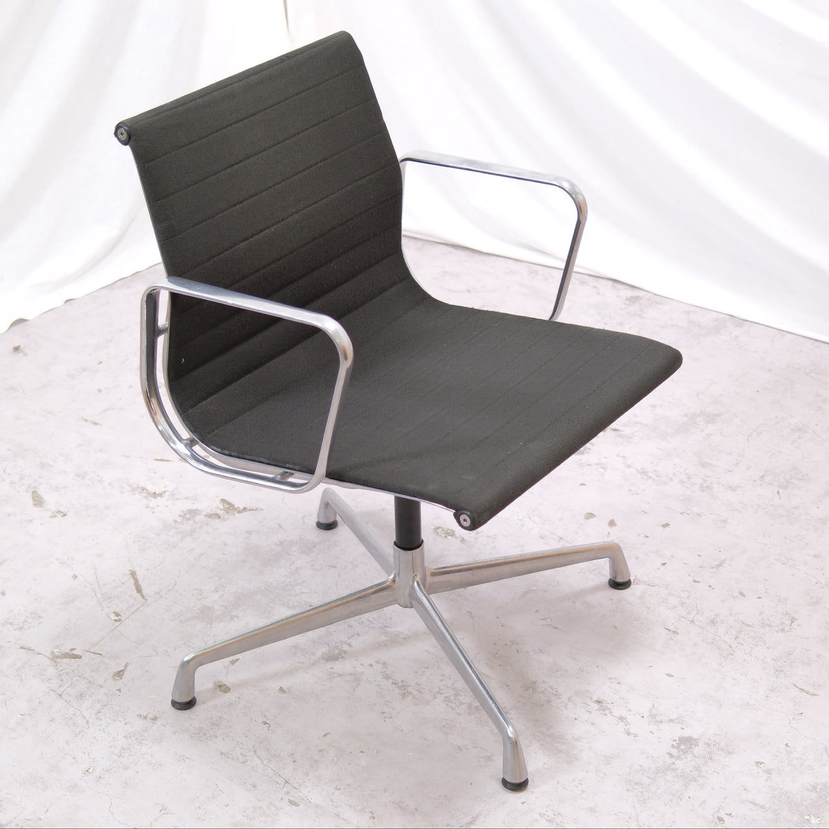 Charles & Ray Eames EA108 vintage kontorsstol