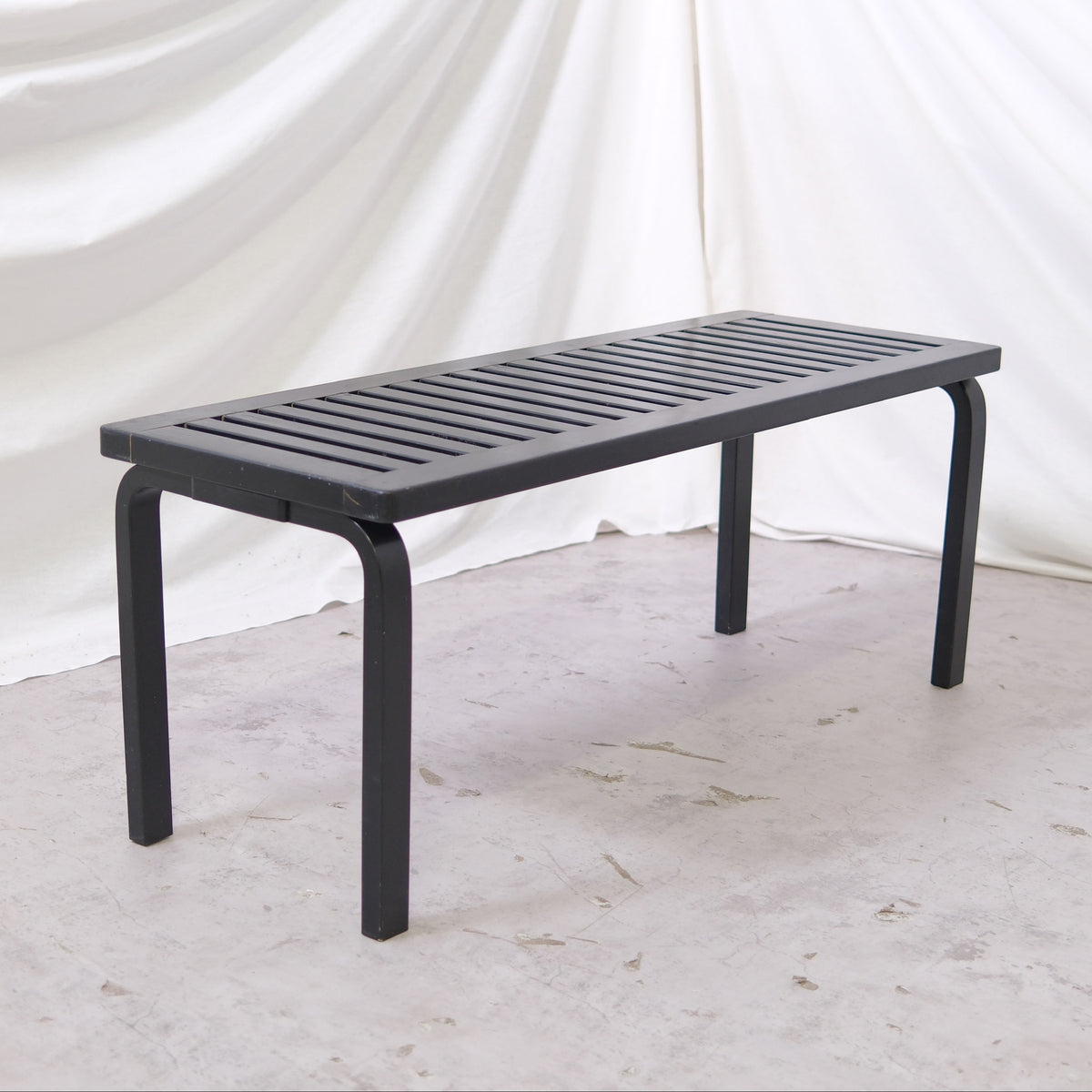 Artek 153A -penkki, musta