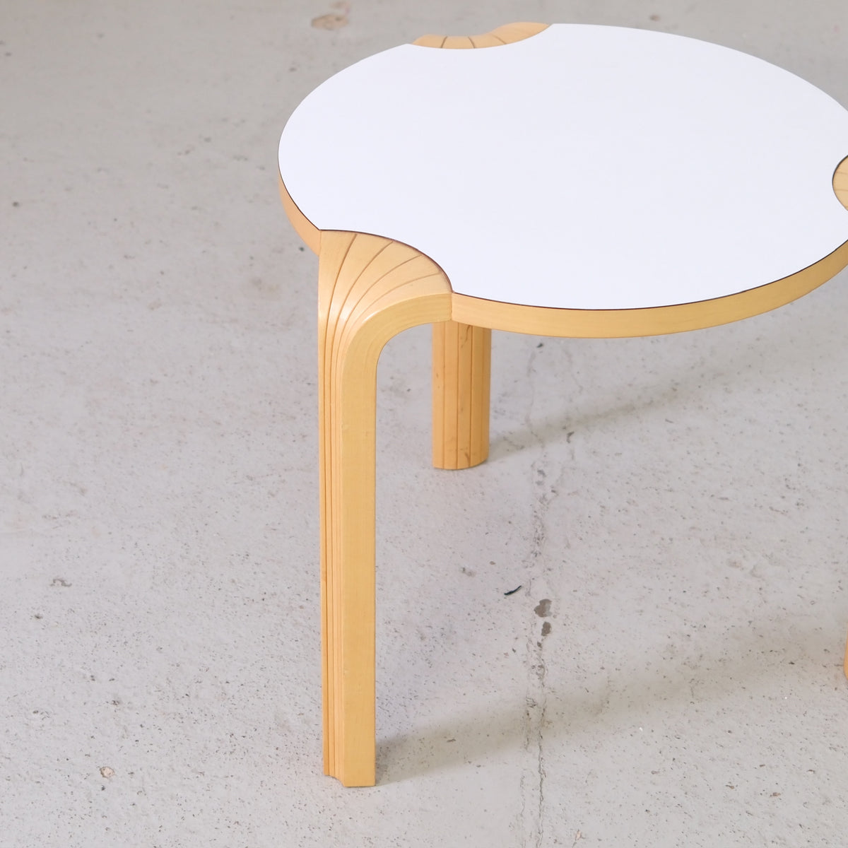 Harvinainen Artek X600 -jakkara, valkoinen laminaatti – Alvar Aalto