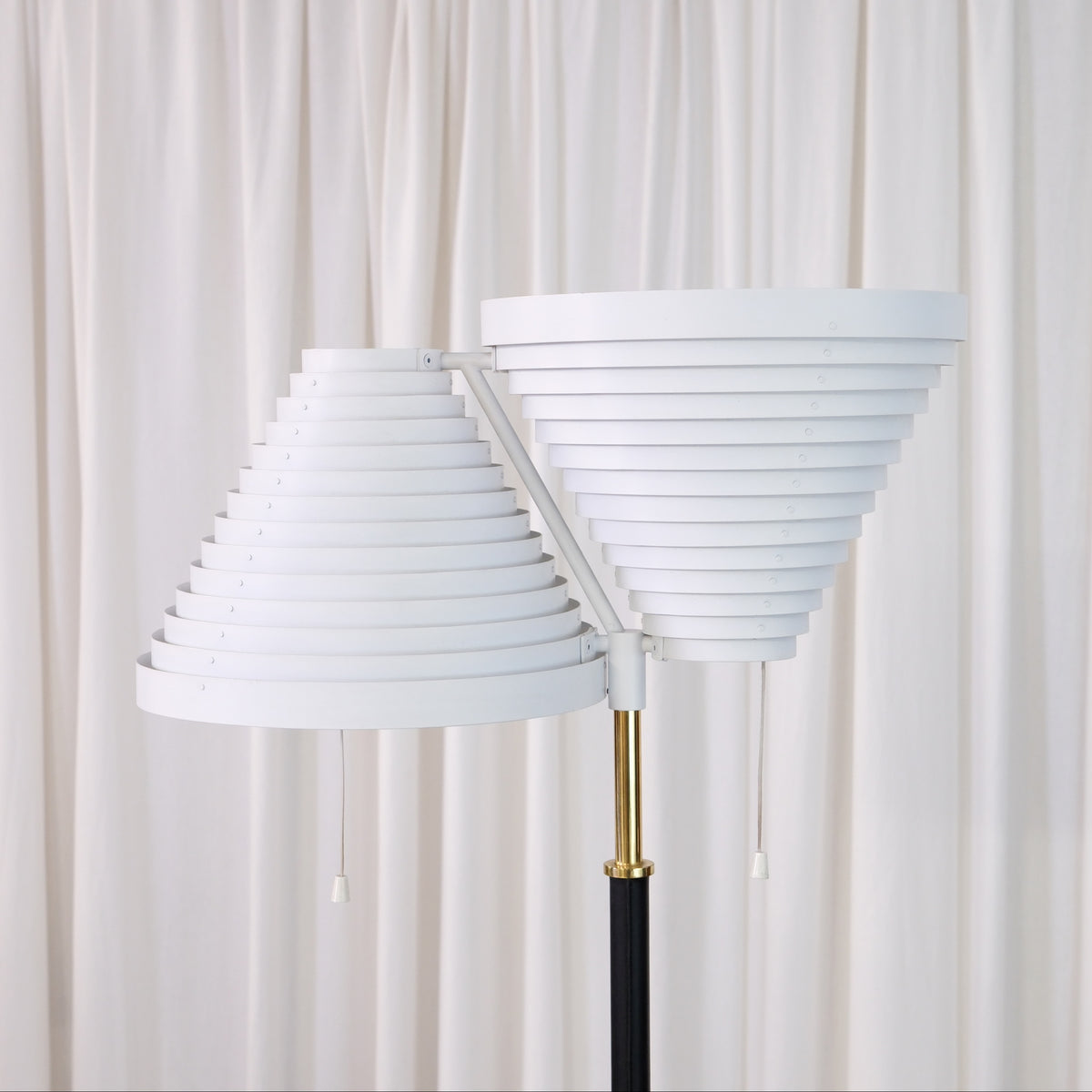 Alvar Aalto A810 -lattiavalaisin, valmistaja Valaisinpaja