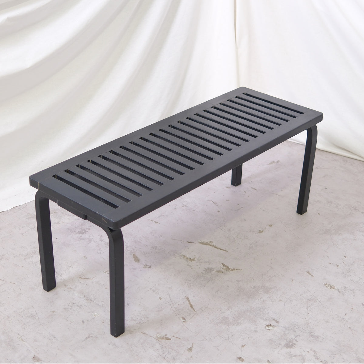 Artek 153A -penkki, musta