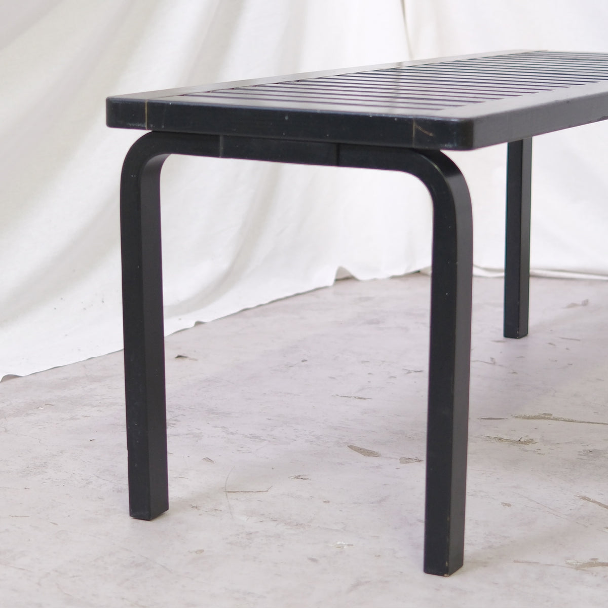 Artek 153A -penkki, musta