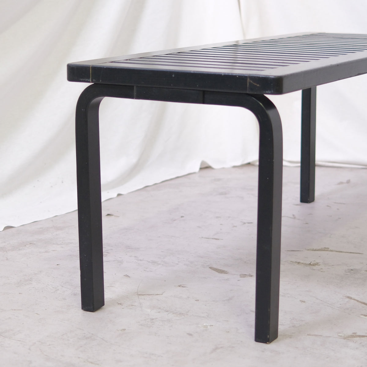 Artek 153A -penkki, musta