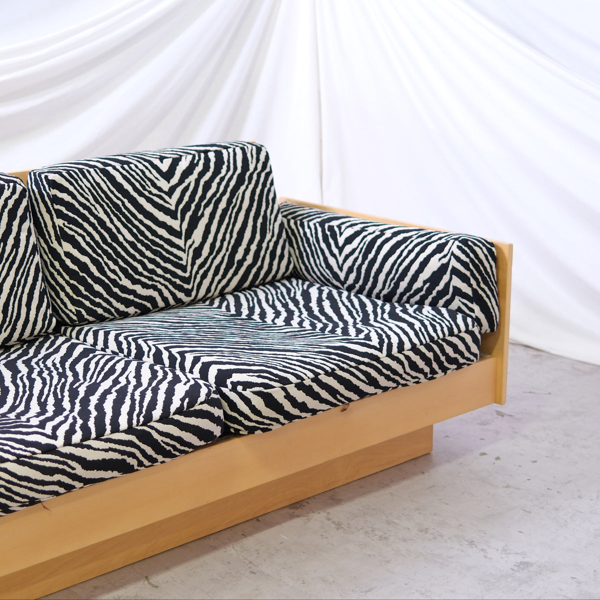 Ben af Schultén malli 555 sohva, uusi Zebra-verhoilu, valmistaja Artek