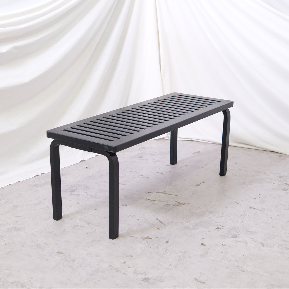 Artek 153A -penkki, musta
