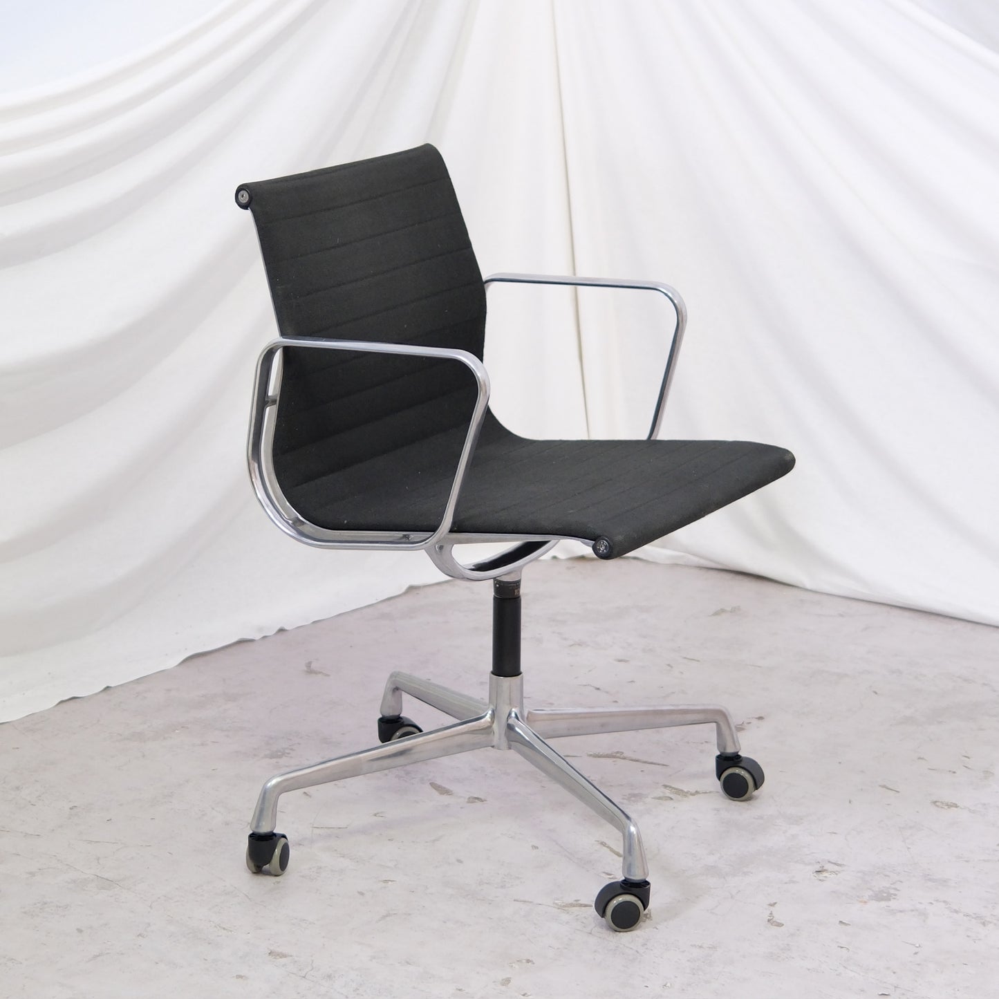 Charles & Ray Eames työtuoli, valmistaja ICF, Italia, 1960-luku
