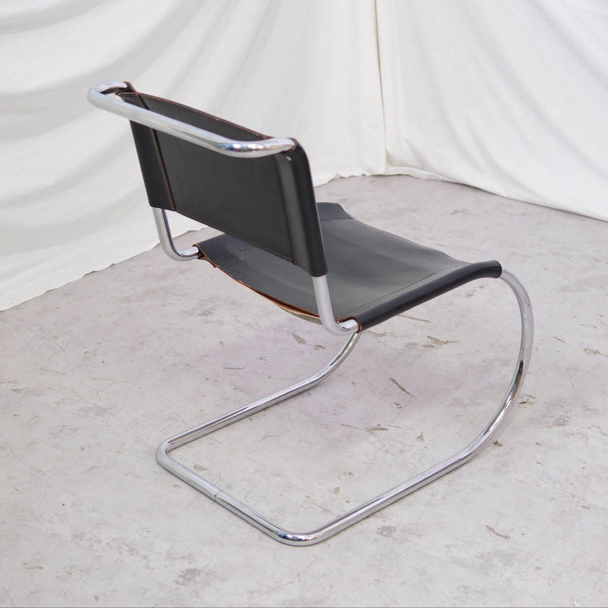 Thonet MR10 -tuolit, musta nahka ja kromi
