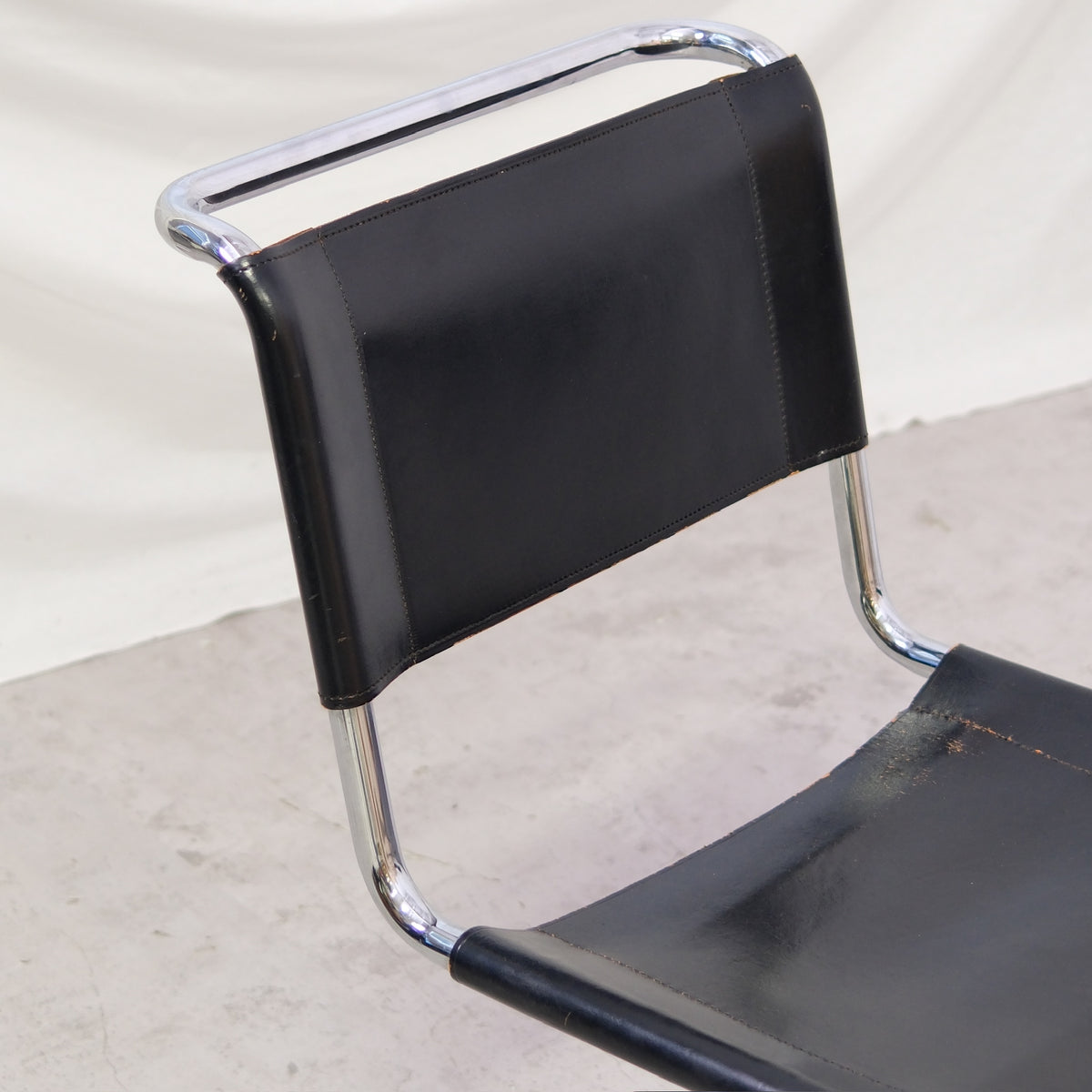 Thonet MR10 -tuolit, musta nahka ja kromi