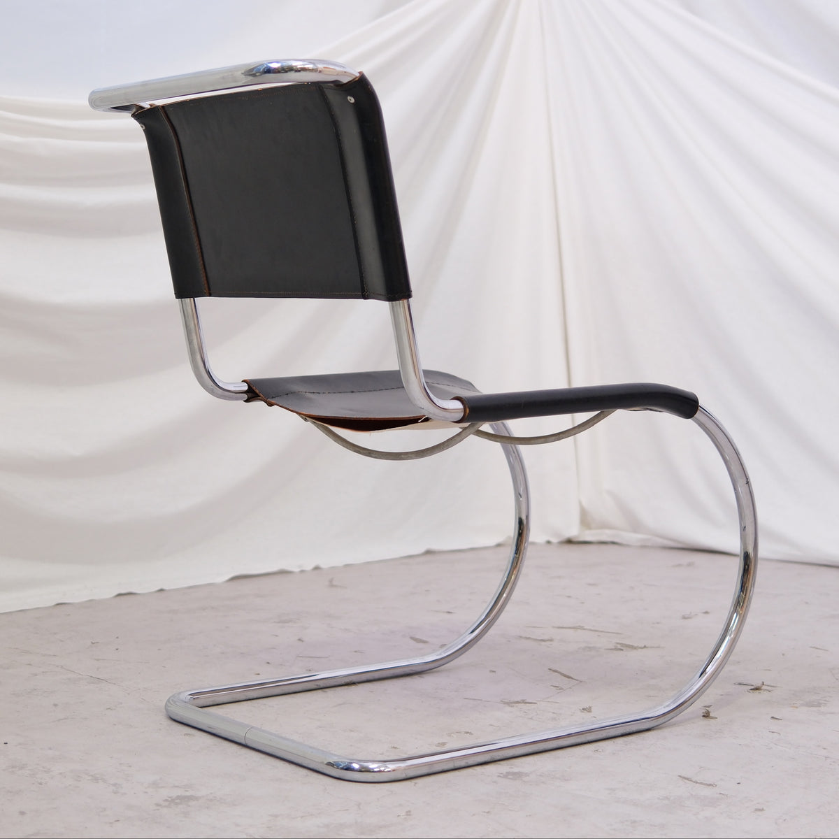 Thonet MR10 -tuolit, musta nahka ja kromi