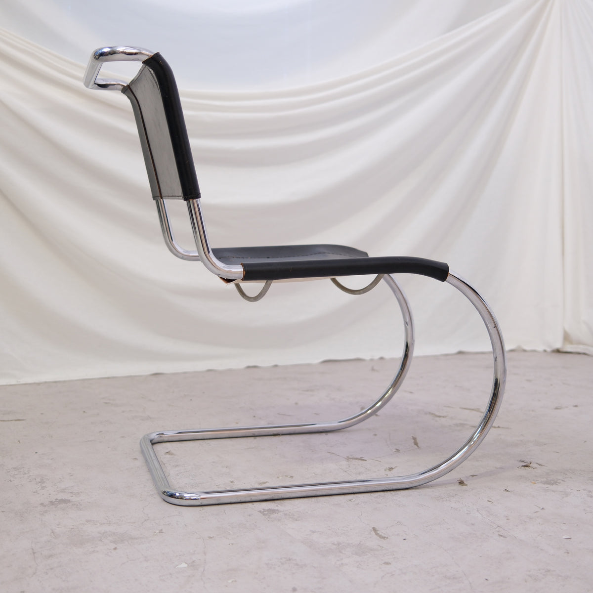 Thonet MR10 -tuolit, musta nahka ja kromi