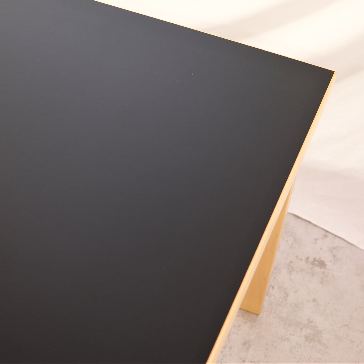 Artek 82A -pöytä, musta linoleumi, 150 cm