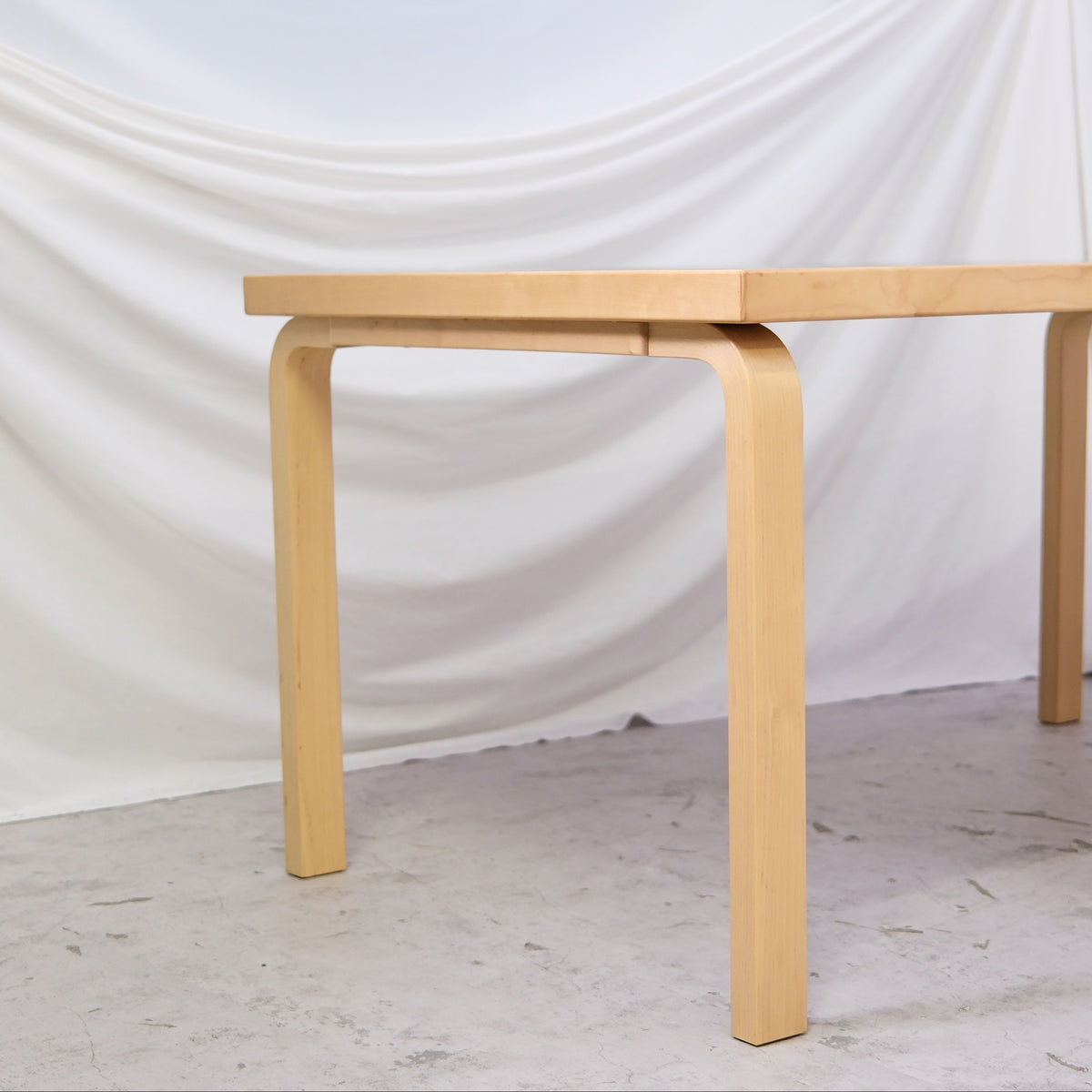 Artek 82A -pöytä, musta linoleumi, 150 cm