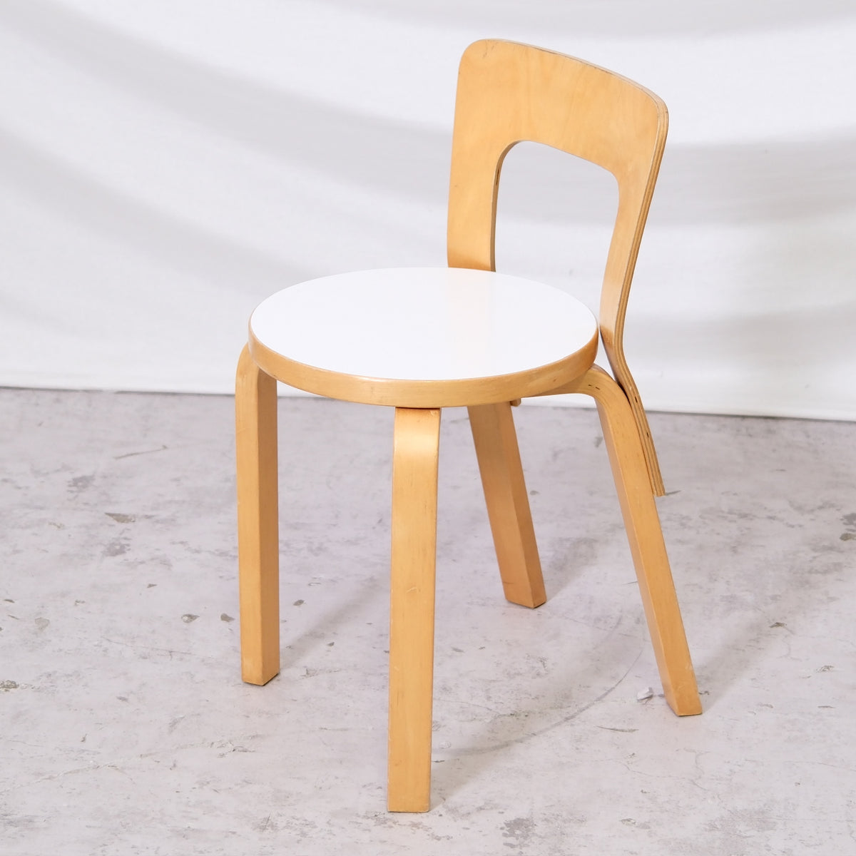 Artek 65 -tuolit, valkoinen laminaatti