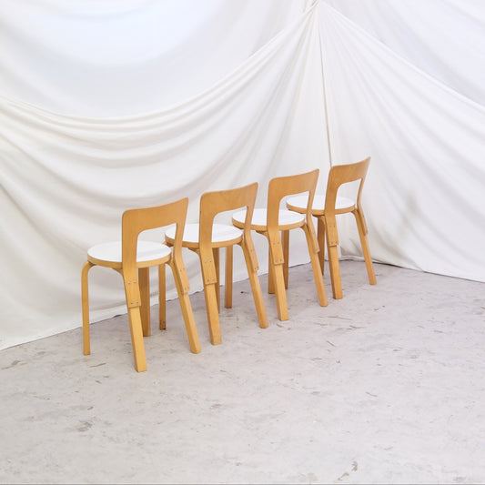 Artek 65 -tuolit, valkoinen laminaatti