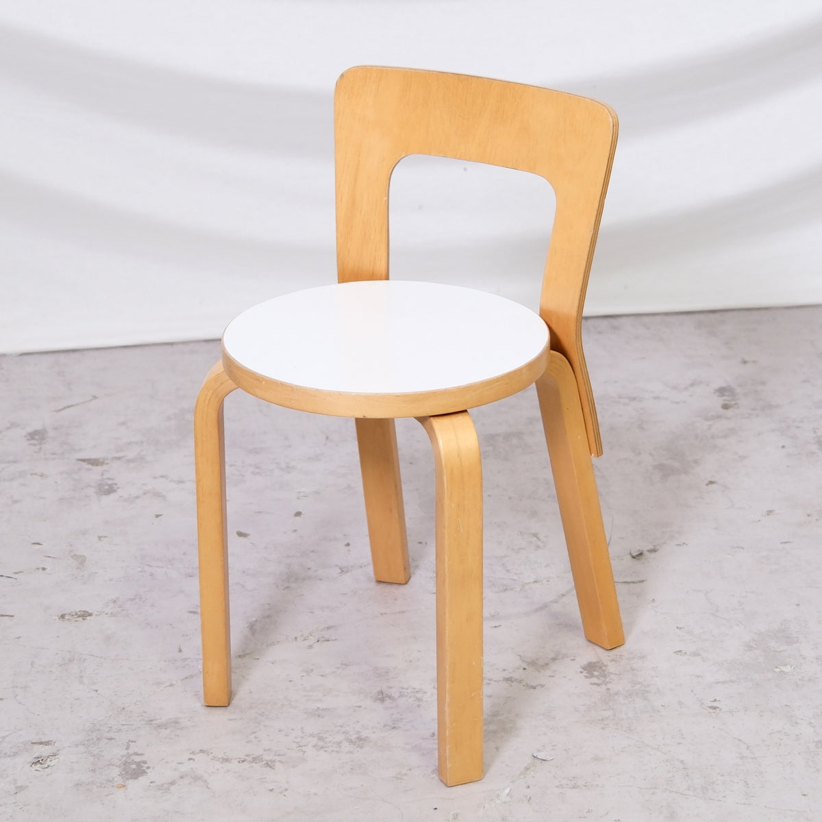 Artek 65 -tuolit, valkoinen laminaatti