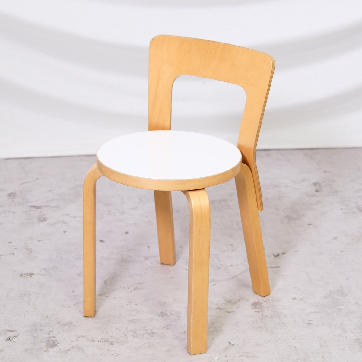 Artek 65 -tuolit, valkoinen laminaatti