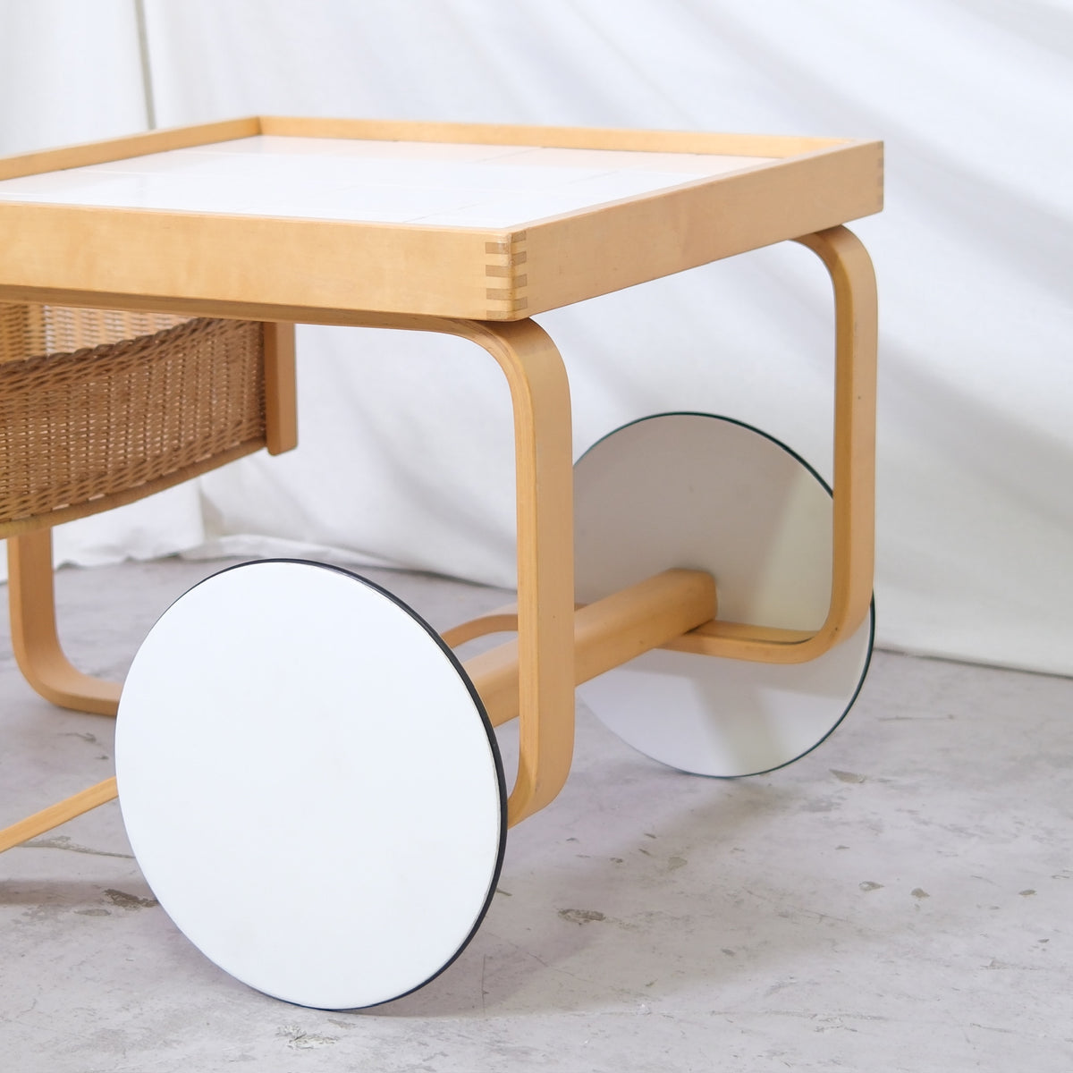 Artek 900 -teetarjoiluvaunu, valkoiset laatat