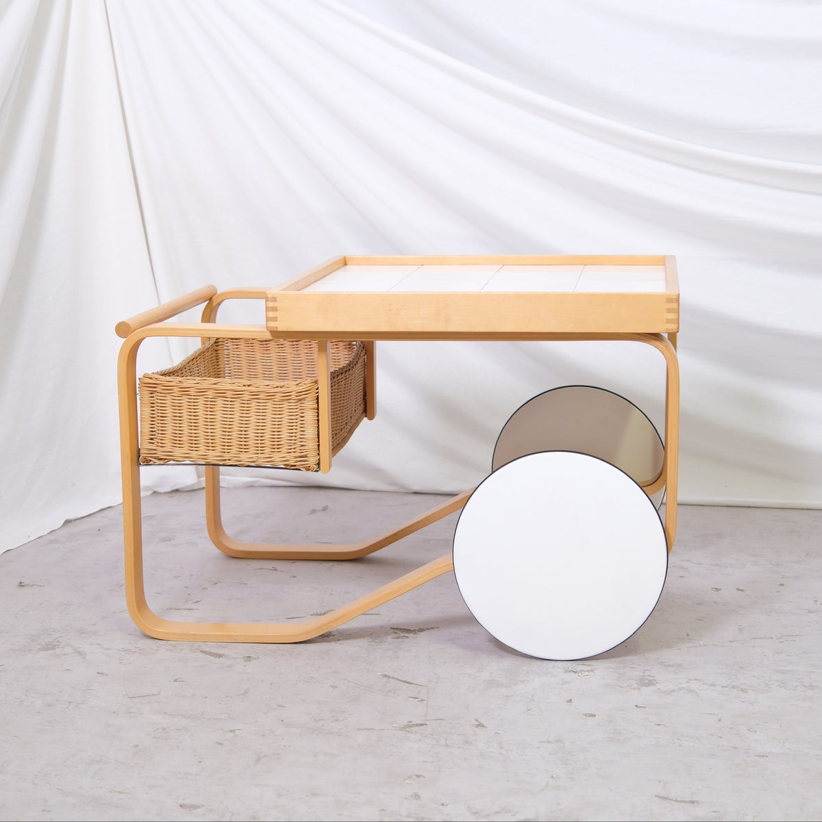 Artek 900 -teetarjoiluvaunu, valkoiset laatat