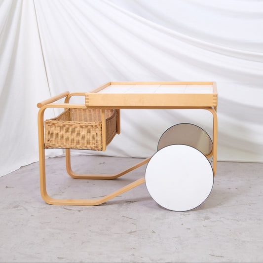 Artek 900 -teetarjoiluvaunu, valkoiset laatat