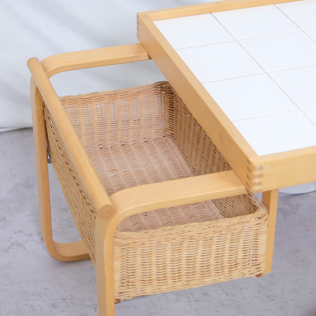 Artek 900 -teetarjoiluvaunu, valkoiset laatat