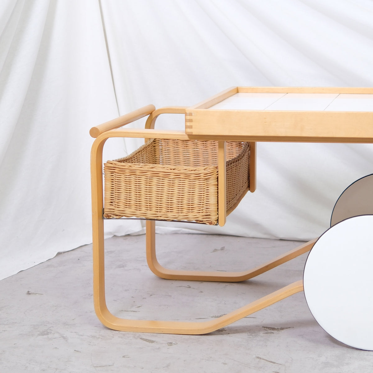 Artek 900 -teetarjoiluvaunu, valkoiset laatat