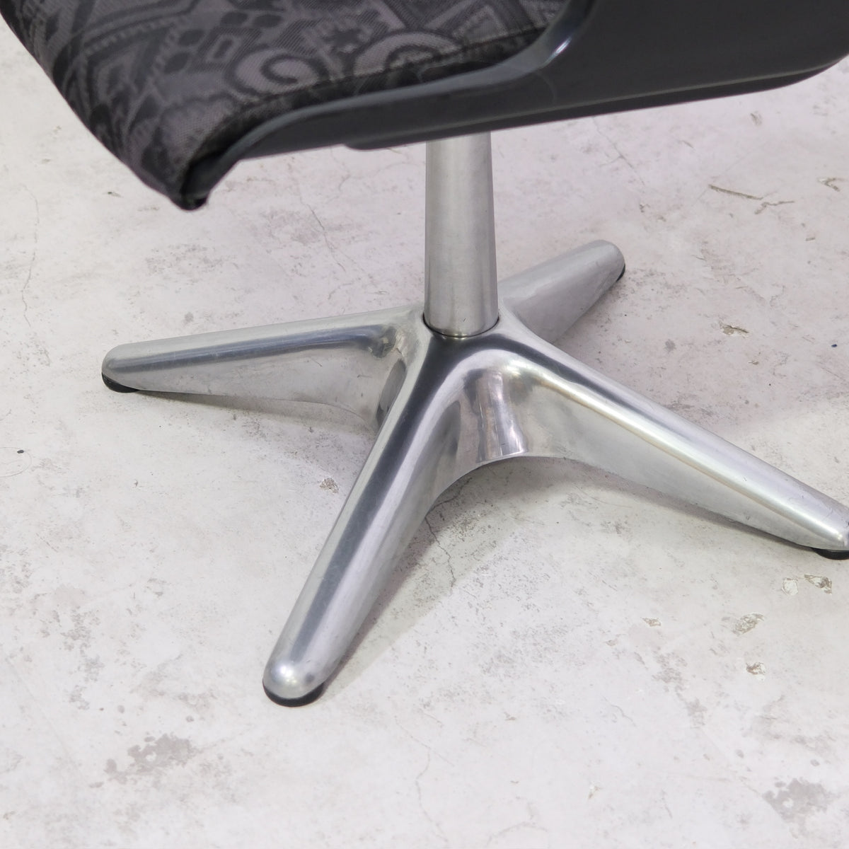 Yrjö Kukkapuro 3428 Dining Chairs, Swivel, Metal Base