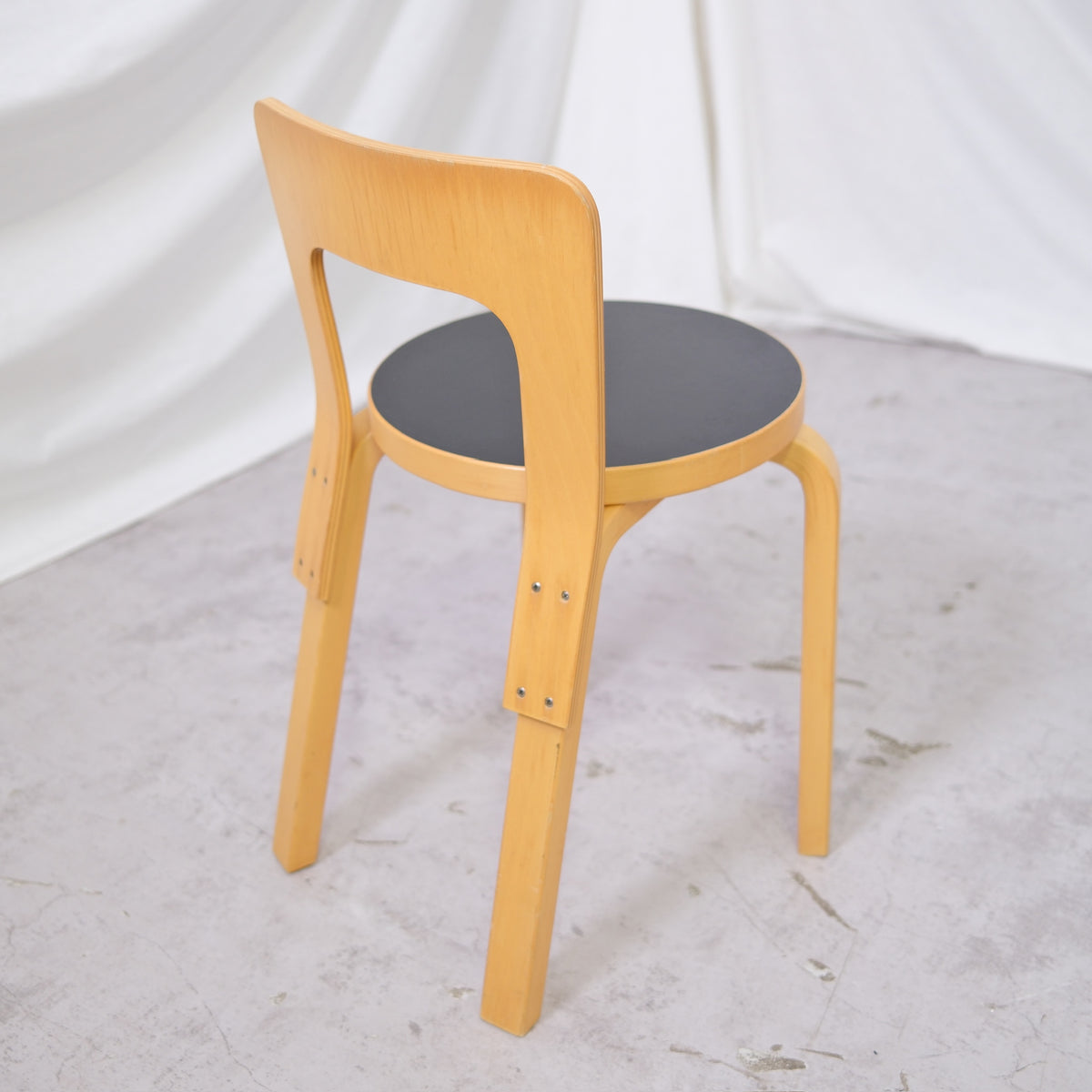 Alvar Aalto Artek 65 -tuolit, musta linoleumi