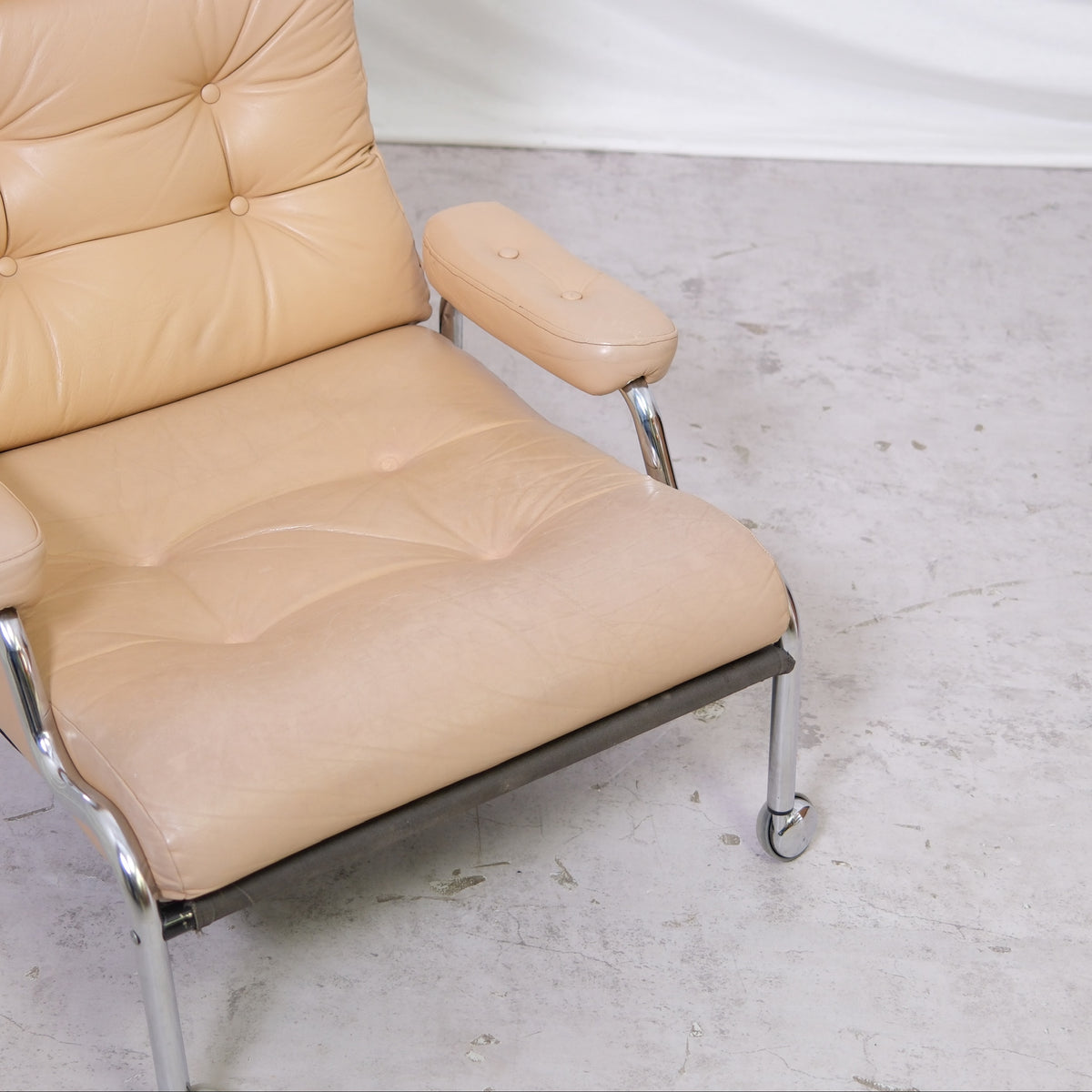 Tanskalainen vintage-nojatuoli, beige nahka
